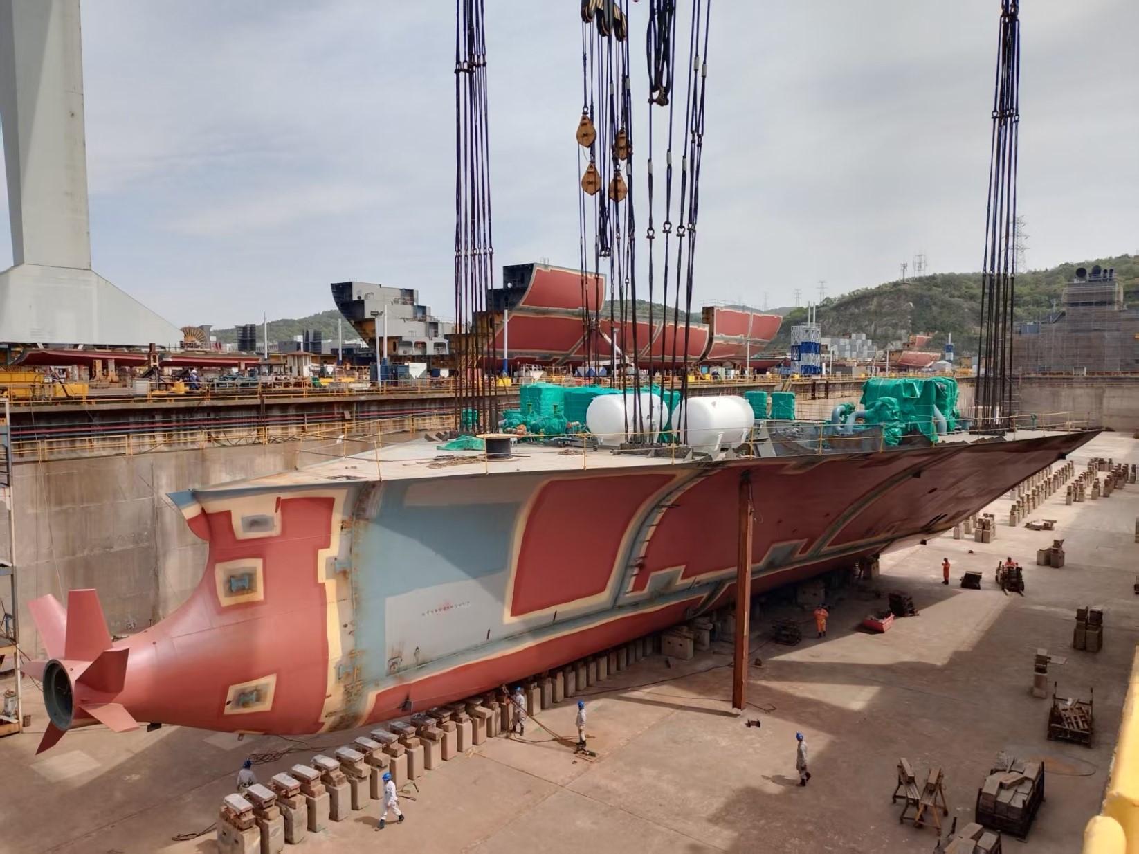 常石造船中國(guó)基地，以全球首艘甲醇燃料 5900TEU 型集裝箱運(yùn)輸船挑戰(zhàn)嶄新的未來(lái)